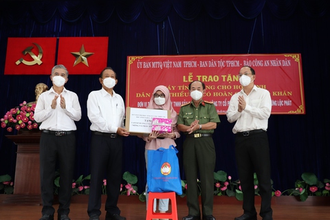 Tặng 100 máy tính bảng cho học sinh dân tộc thiểu số hoàn cảnh khó khăn ở TP.HCM - Ảnh 1. Tặng 100 máy tính bảng cho học sinh dân tộc thiểu số hoàn cảnh khó khăn ở TP.HCM - Ảnh 1.