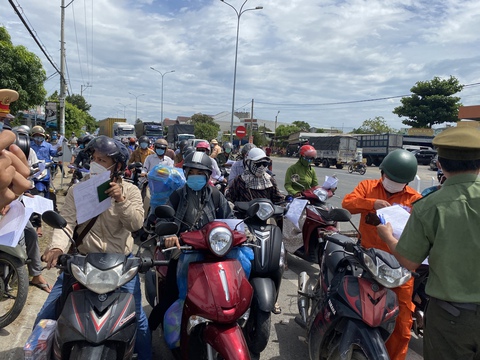 Người từ Đà Nẵng về Quảng Nam đã tiêm đủ vắc xin chỉ tự theo dõi sức khỏe 7 ngày - Ảnh 1. Người từ Đà Nẵng về Quảng Nam đã tiêm đủ vắc xin chỉ tự theo dõi sức khỏe 7 ngày - Ảnh 1.