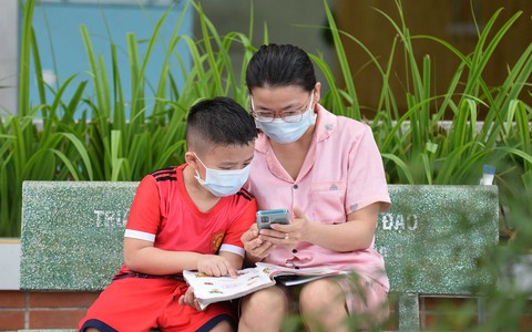 Học trực tuyến trong bệnh viện dã chiến - Ảnh 5. Học trực tuyến trong bệnh viện dã chiến - Ảnh 5.