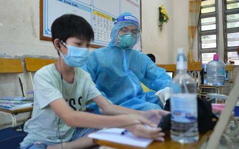 Học trực tuyến trong bệnh viện dã chiến - Ảnh 4. Học trực tuyến trong bệnh viện dã chiến - Ảnh 4.