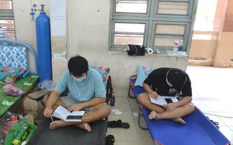 Học trực tuyến trong bệnh viện dã chiến - Ảnh 3. Học trực tuyến trong bệnh viện dã chiến - Ảnh 3.