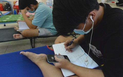 Học trực tuyến trong bệnh viện dã chiến - Ảnh 2. Học trực tuyến trong bệnh viện dã chiến - Ảnh 2.