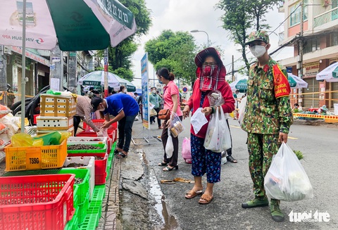 TP.HCM mở chợ dã chiến, dân phấn khởi đi chợ mua đủ loại thực phẩm - Ảnh 7. TP.HCM mở chợ dã chiến, dân phấn khởi đi chợ mua đủ loại thực phẩm - Ảnh 7.