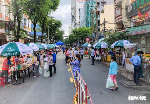 TP.HCM mở chợ dã chiến, dân phấn khởi đi chợ mua đủ loại thực phẩm - Ảnh 6. TP.HCM mở chợ dã chiến, dân phấn khởi đi chợ mua đủ loại thực phẩm - Ảnh 6.