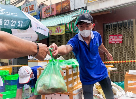 TP.HCM mở chợ dã chiến, dân phấn khởi đi chợ mua đủ loại thực phẩm - Ảnh 8. TP.HCM mở chợ dã chiến, dân phấn khởi đi chợ mua đủ loại thực phẩm - Ảnh 8.