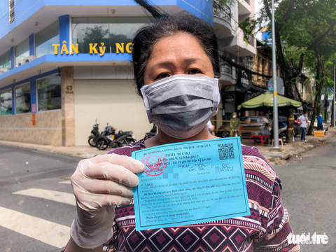 TP.HCM mở chợ dã chiến, dân phấn khởi đi chợ mua đủ loại thực phẩm - Ảnh 2. TP.HCM mở chợ dã chiến, dân phấn khởi đi chợ mua đủ loại thực phẩm - Ảnh 2.
