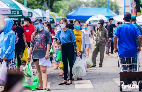TP.HCM mở chợ dã chiến, dân phấn khởi đi chợ mua đủ loại thực phẩm - Ảnh 1. TP.HCM mở chợ dã chiến, dân phấn khởi đi chợ mua đủ loại thực phẩm - Ảnh 1.