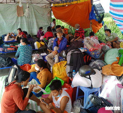 200 người dân Trà Vinh mắc kẹt tại chốt kiểm soát dịch COVID-19 được đưa đi cách ly tập trung - Ảnh 2. 200 người dân Trà Vinh mắc kẹt tại chốt kiểm soát dịch COVID-19 được đưa đi cách ly tập trung - Ảnh 2.