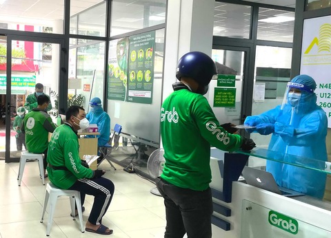 Gấp rút giao bộ xét nghiệm cho shipper - Ảnh 1. Gấp rút giao bộ xét nghiệm cho shipper - Ảnh 1.