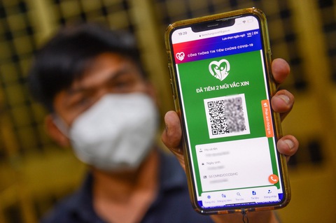 Thủ tướng chỉ đạo chuẩn bị công nhận hộ chiếu vắc xin - Ảnh 1. Thủ tướng chỉ đạo chuẩn bị công nhận hộ chiếu vắc xin - Ảnh 1.