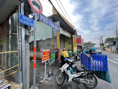 Tháo gỡ rào chắn ở TP.HCM: tháo chướng ngại vật và tâm lý nặng nề cho người dân - Ảnh 8. Tháo gỡ rào chắn ở TP.HCM: tháo chướng ngại vật và tâm lý nặng nề cho người dân - Ảnh 8.