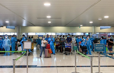 Chuyến bay ‘đặc biệt’ đón hơn 900 công dân Bắc Giang về quê, có 45 bé dưới 2 tuổi - Ảnh 1. Chuyến bay ‘đặc biệt’ đón hơn 900 công dân Bắc Giang về quê, có 45 bé dưới 2 tuổi - Ảnh 1.
