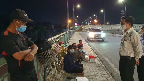 Đôi vợ chồng cùng 2 con nhỏ lội bộ 3 ngày đêm từ Đồng Nai về Tây Ninh, kiệt sức ở Biên Hòa - Ảnh 1. Đôi vợ chồng cùng 2 con nhỏ lội bộ 3 ngày đêm từ Đồng Nai về Tây Ninh, kiệt sức ở Biên Hòa - Ảnh 1.