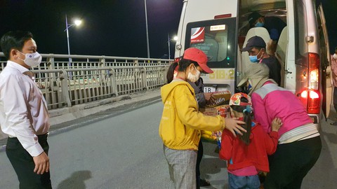 Đôi vợ chồng cùng 2 con nhỏ lội bộ 3 ngày đêm từ Đồng Nai về Tây Ninh, kiệt sức ở Biên Hòa - Ảnh 2. Đôi vợ chồng cùng 2 con nhỏ lội bộ 3 ngày đêm từ Đồng Nai về Tây Ninh, kiệt sức ở Biên Hòa - Ảnh 2.