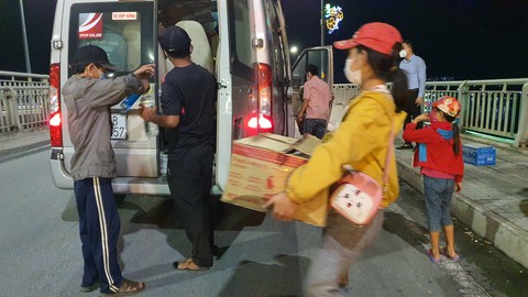 Đôi vợ chồng cùng 2 con nhỏ lội bộ 3 ngày đêm từ Đồng Nai về Tây Ninh, kiệt sức ở Biên Hòa - Ảnh 4. Đôi vợ chồng cùng 2 con nhỏ lội bộ 3 ngày đêm từ Đồng Nai về Tây Ninh, kiệt sức ở Biên Hòa - Ảnh 4.