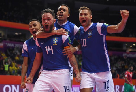 Cùng chật vật vượt qua tứ kết, Brazil chạm trán Argentina tại bán kết World Cup futsal - Ảnh 1. Cùng chật vật vượt qua tứ kết, Brazil chạm trán Argentina tại bán kết World Cup futsal - Ảnh 1.