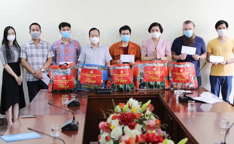 Gửi quà hỗ trợ hơn 100 người nước ngoài tại Hà Nội - Ảnh 1. Gửi quà hỗ trợ hơn 100 người nước ngoài tại Hà Nội - Ảnh 1.