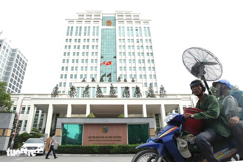 Hàng loạt nhà máy sẽ phải di dời vì quy định mới - Ảnh 1. Hàng loạt nhà máy sẽ phải di dời vì quy định mới - Ảnh 1.