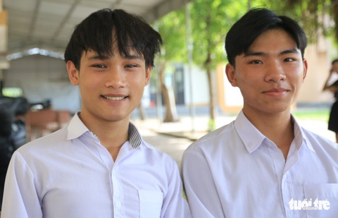 Đôi bạn mồ côi nắm tay nhau vào đại học - Ảnh 1. Đôi bạn mồ côi nắm tay nhau vào đại học - Ảnh 1.