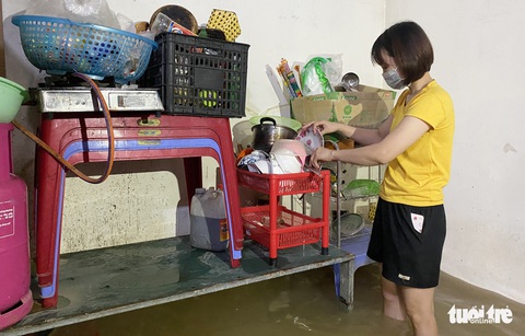 Người dân rốn lũ Nghệ An bỏ của chạy lấy người’ vì nước lên nhanh - Ảnh 6. Người dân rốn lũ Nghệ An bỏ của chạy lấy người’ vì nước lên nhanh - Ảnh 6.