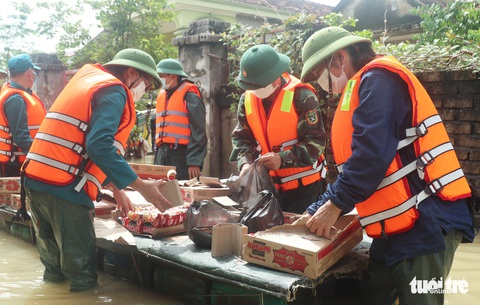Người dân rốn lũ Nghệ An bỏ của chạy lấy người’ vì nước lên nhanh - Ảnh 9. Người dân rốn lũ Nghệ An bỏ của chạy lấy người’ vì nước lên nhanh - Ảnh 9.