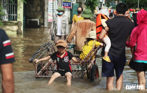 Người dân rốn lũ Nghệ An bỏ của chạy lấy người’ vì nước lên nhanh - Ảnh 3. Người dân rốn lũ Nghệ An bỏ của chạy lấy người’ vì nước lên nhanh - Ảnh 3.
