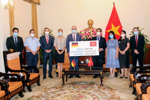 Thêm 2,6 triệu liều vắc xin Đức tặng về đến TP.HCM - Ảnh 2. Thêm 2,6 triệu liều vắc xin Đức tặng về đến TP.HCM - Ảnh 2.