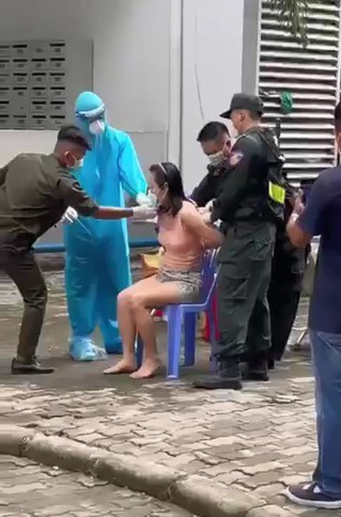 Cán bộ phường phá khóa căn hộ, cưỡng chế một phụ nữ đi xét nghiệm COVID-19 - Ảnh 1. Cán bộ phường phá khóa căn hộ, cưỡng chế một phụ nữ đi xét nghiệm COVID-19 - Ảnh 1.