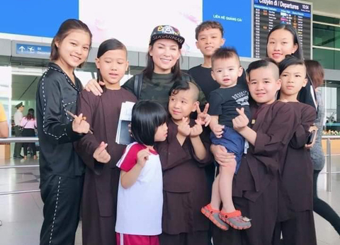 Trizzie Phương Trinh hứa sẽ lo cho các con nuôi của Phi Nhung - Ảnh 1. Trizzie Phương Trinh hứa sẽ lo cho các con nuôi của Phi Nhung - Ảnh 1.