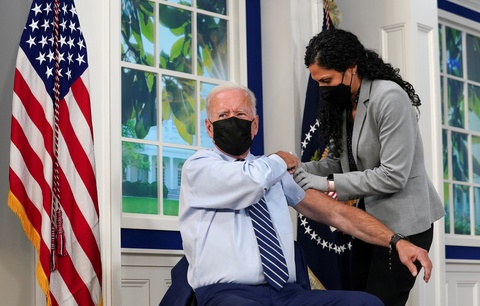 Tổng thống Biden tiêm mũi vắc xin COVID-19 thứ 3 - Ảnh 1. Tổng thống Biden tiêm mũi vắc xin COVID-19 thứ 3 - Ảnh 1.
