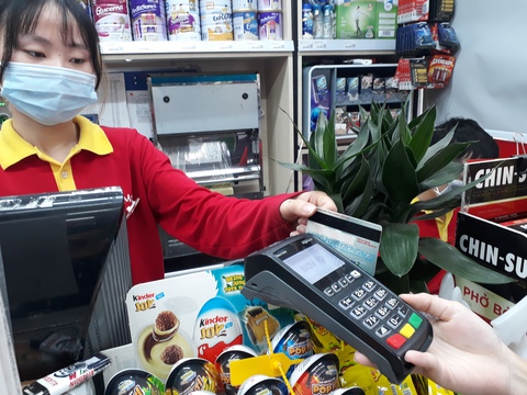 Dịch COVID-19 đưa thanh toán không tiền mặt lên ngôi - Ảnh 1. Dịch COVID-19 đưa thanh toán không tiền mặt lên ngôi - Ảnh 1.