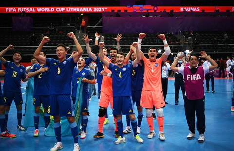 Lội ngược dòng thắng Iran, Kazakhstan vào bán kết gặp Bồ Đào Nha ở Futsal World Cup - Ảnh 1. Lội ngược dòng thắng Iran, Kazakhstan vào bán kết gặp Bồ Đào Nha ở Futsal World Cup - Ảnh 1.