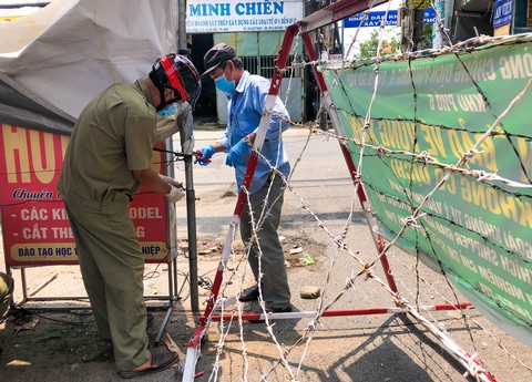 Người dân TP.HCM vui mừng, cảm ơn khi hàng rào chắn nhiều nơi tiếp tục được tháo dỡ - Ảnh 3. Người dân TP.HCM vui mừng, cảm ơn khi hàng rào chắn nhiều nơi tiếp tục được tháo dỡ - Ảnh 3.