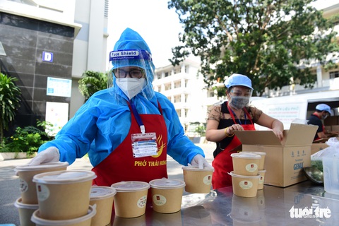 Phở ngon chất chứa yêu thương tiếp sức tại bệnh viện dã chiến - Ảnh 7. Phở ngon chất chứa yêu thương tiếp sức tại bệnh viện dã chiến - Ảnh 7.