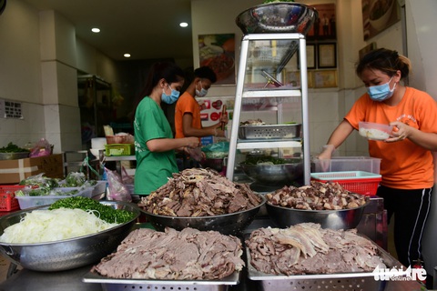 Phở ngon chất chứa yêu thương tiếp sức tại bệnh viện dã chiến - Ảnh 11. Phở ngon chất chứa yêu thương tiếp sức tại bệnh viện dã chiến - Ảnh 11.