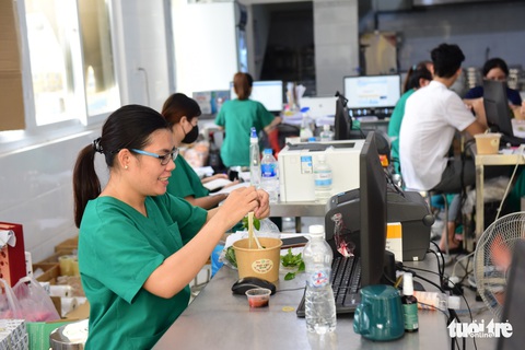 Phở ngon chất chứa yêu thương tiếp sức tại bệnh viện dã chiến - Ảnh 2. Phở ngon chất chứa yêu thương tiếp sức tại bệnh viện dã chiến - Ảnh 2.