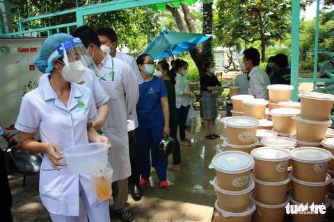 Phở ngon chất chứa yêu thương tiếp sức tại bệnh viện dã chiến - Ảnh 9. Phở ngon chất chứa yêu thương tiếp sức tại bệnh viện dã chiến - Ảnh 9.