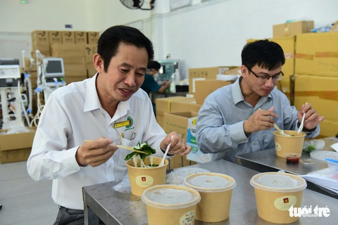 Phở ngon chất chứa yêu thương tiếp sức tại bệnh viện dã chiến - Ảnh 8. Phở ngon chất chứa yêu thương tiếp sức tại bệnh viện dã chiến - Ảnh 8.
