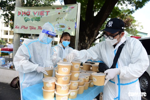 Phở ngon chất chứa yêu thương tiếp sức tại bệnh viện dã chiến - Ảnh 6. Phở ngon chất chứa yêu thương tiếp sức tại bệnh viện dã chiến - Ảnh 6.