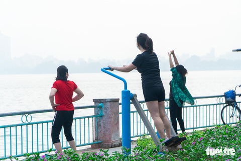 Người dân thủ đô háo hức ra đường tập thể dục trong ngày đầu nới lỏng - Ảnh 5. Người dân thủ đô háo hức ra đường tập thể dục trong ngày đầu nới lỏng - Ảnh 5.