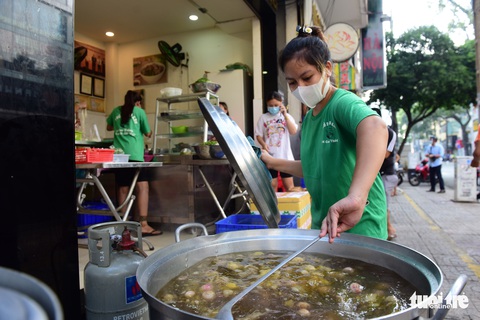 Phở ngon chất chứa yêu thương tiếp sức tại bệnh viện dã chiến - Ảnh 10. Phở ngon chất chứa yêu thương tiếp sức tại bệnh viện dã chiến - Ảnh 10.