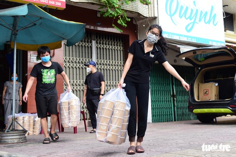 Phở ngon chất chứa yêu thương tiếp sức tại bệnh viện dã chiến - Ảnh 14. Phở ngon chất chứa yêu thương tiếp sức tại bệnh viện dã chiến - Ảnh 14.