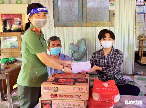 2 sinh viên nghèo nuôi ước mơ đến giảng đường đã nhận được 27 triệu đồng - Ảnh 1. 2 sinh viên nghèo nuôi ước mơ đến giảng đường đã nhận được 27 triệu đồng - Ảnh 1.