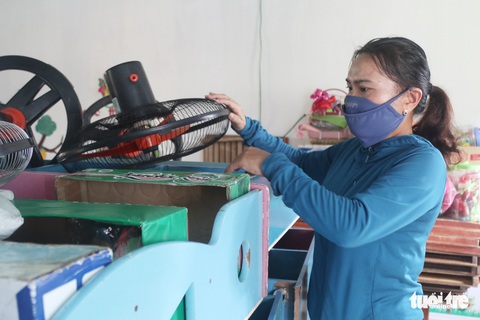 Thầy cô Nghệ An hối hả dọn trường lớp sau lũ đón học sinh - Ảnh 3.