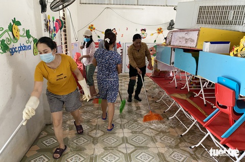 Thầy cô Nghệ An hối hả dọn trường lớp sau lũ đón học sinh - Ảnh 2.
