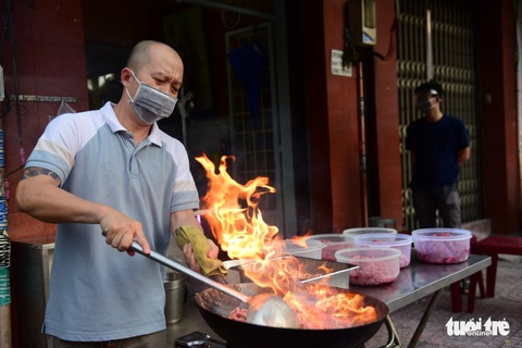 Phở ngon chất chứa yêu thương tiếp sức tại bệnh viện dã chiến - Ảnh 12. Phở ngon chất chứa yêu thương tiếp sức tại bệnh viện dã chiến - Ảnh 12.