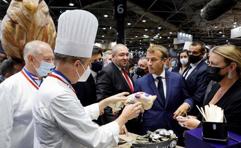 Tổng thống Macron bình tĩnh sau khi bị ném trứng - Ảnh 1. Tổng thống Macron bình tĩnh sau khi bị ném trứng - Ảnh 1.