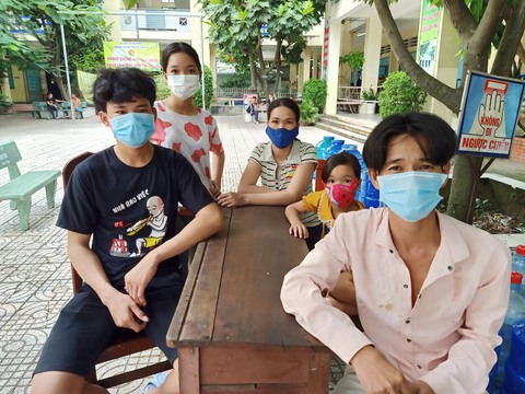 Đôi vợ chồng cùng 2 con nhỏ lội bộ 3 ngày đêm ở Đồng Nai đã được tỉnh Tây Ninh đón về quê - Ảnh 1. Đôi vợ chồng cùng 2 con nhỏ lội bộ 3 ngày đêm ở Đồng Nai đã được tỉnh Tây Ninh đón về quê - Ảnh 1.