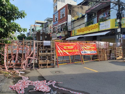 TP.HCM: Nhiều nơi vẫn rào chắn bít bùng 3 lớp, chờ có chỉ đạo mới tháo dỡ - Ảnh 1. TP.HCM: Nhiều nơi vẫn rào chắn bít bùng 3 lớp, chờ có chỉ đạo mới tháo dỡ - Ảnh 1.