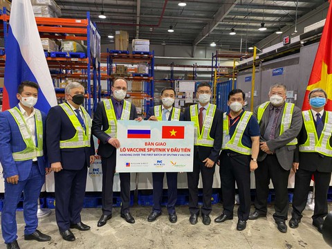 Lô vắc xin Sputnik V đầu tiên về Việt Nam - Ảnh 1. Lô vắc xin Sputnik V đầu tiên về Việt Nam - Ảnh 1.